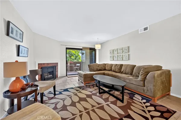 $575,000 | 2501 Temple Avenue, Unit 104, Signal Hill, CA 90755
