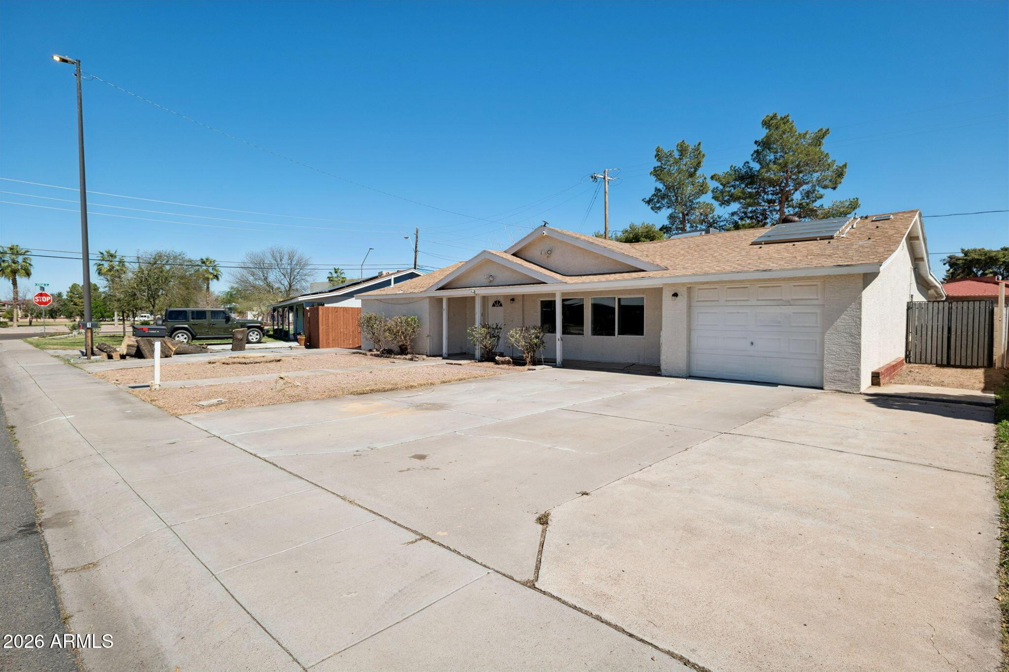 7 South Catalina Street Gilbert, AZ 85233 - Photo 4 of 34 a front view of a house with a basket ball court