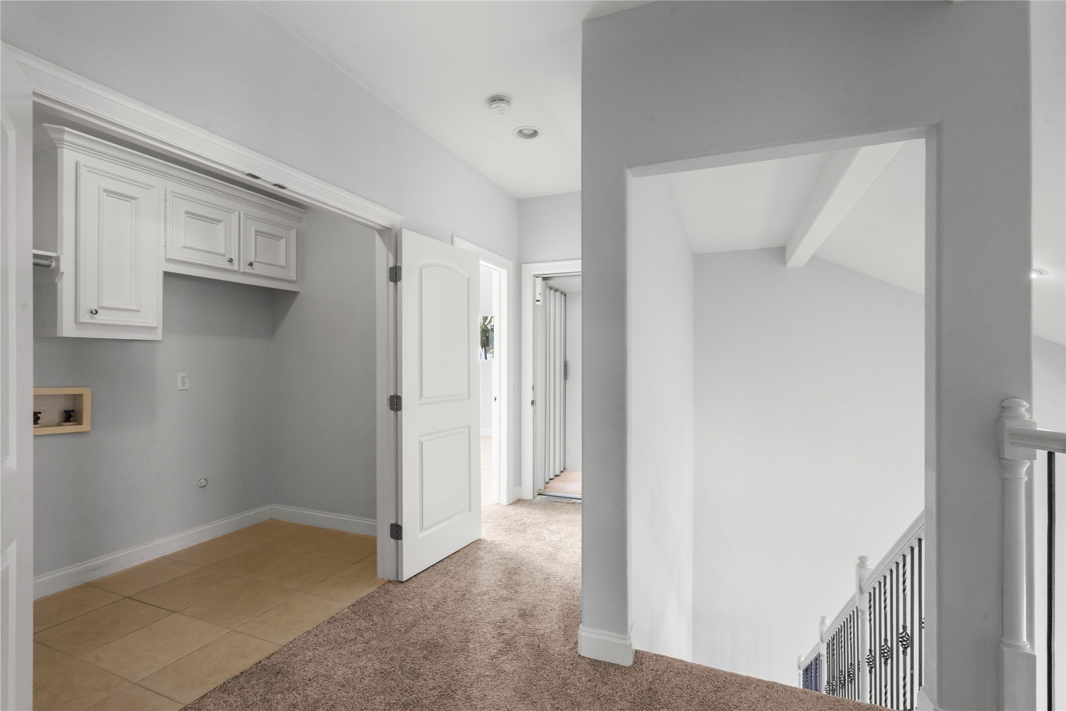 138 Isles End Road Galveston, TX 77554 - Photo 19 of 36 a view of a hallway with closet