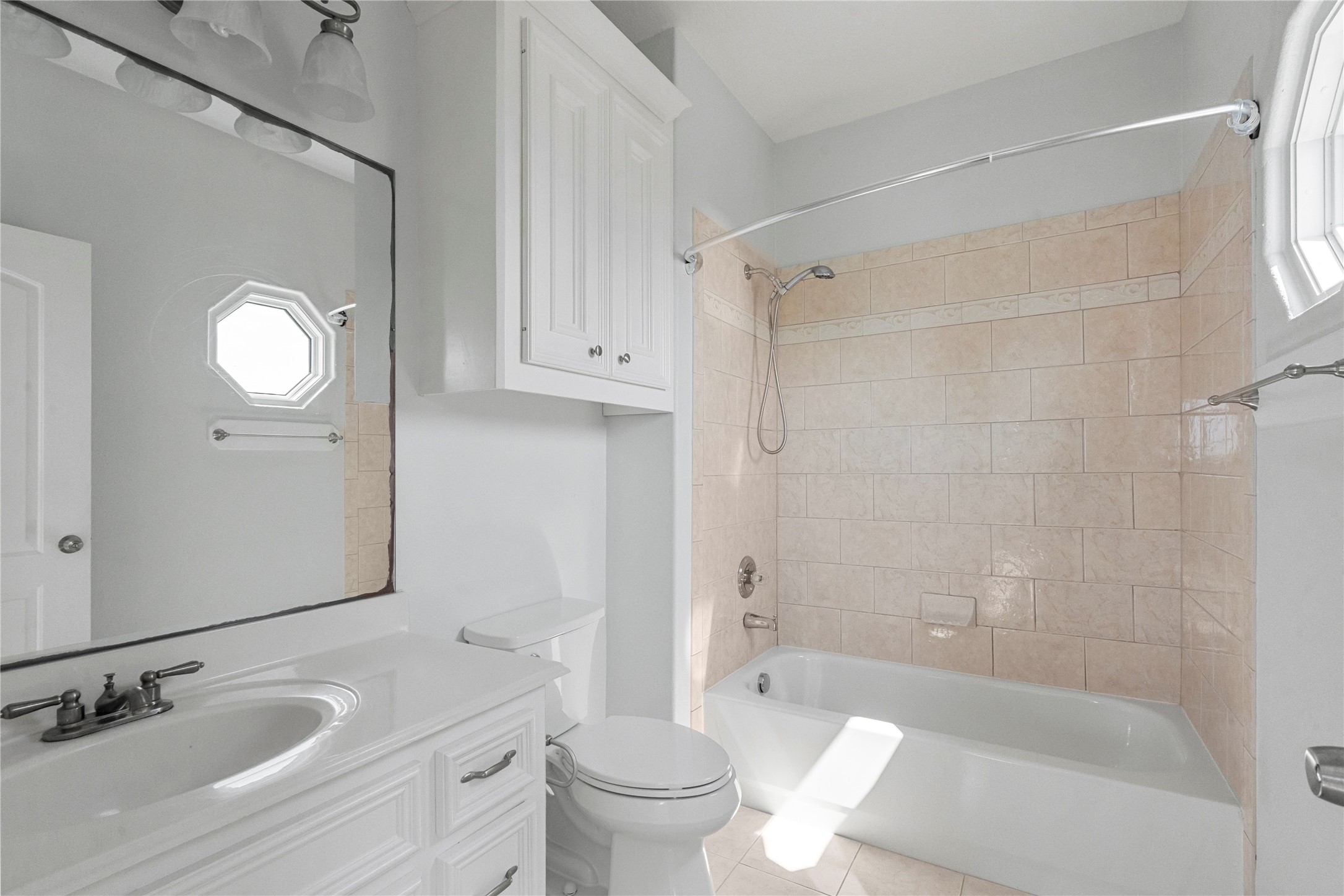 138 Isles End Road Galveston, TX 77554 - Photo 22 of 36 a bathroom with a sink a toilet and a bathtub