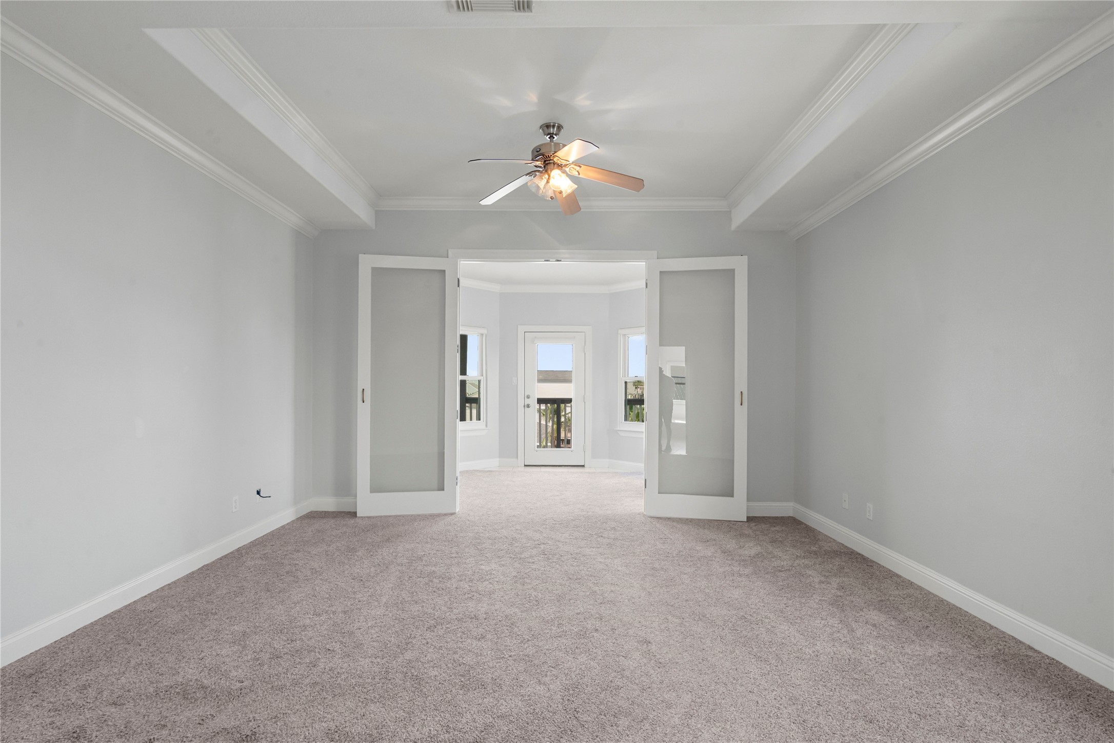 138 Isles End Road Galveston, TX 77554 - Photo 24 of 36 a view of empty room with ceiling fan