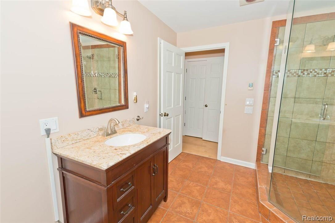 6145 Idlewyle Road Bloomfield Hills, MI 48301 - Photo 19 of 31 Master Bathroom looking onto hallway.
