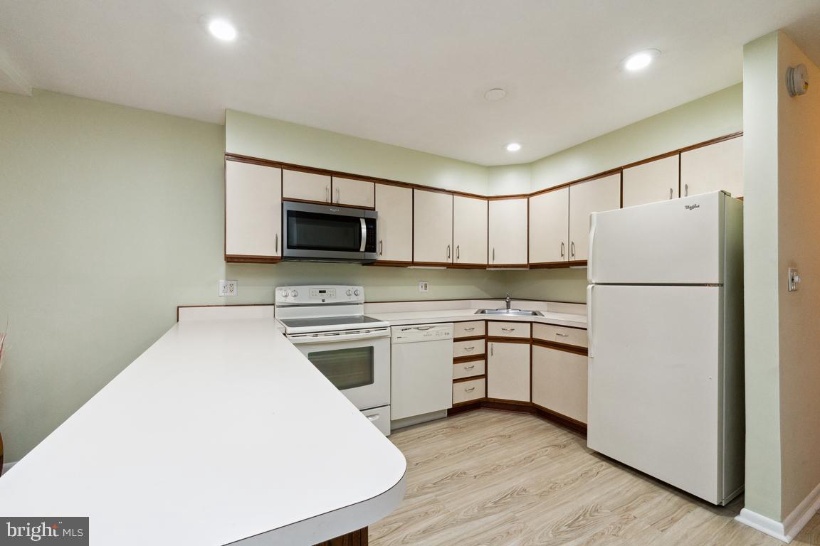 2 Center Road, Unit 2C4 Towson, MD 21286 - Photo 8 of 20 Kitchen