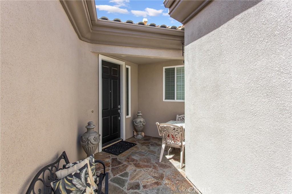 5233 Hampton Road Banning, CA 92220 - Photo 5 of 46 a view of a room with table and chair