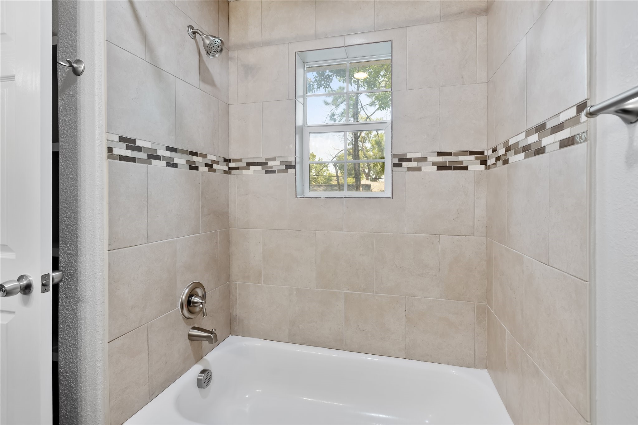 1110 West Patton Street, Unit 4 Houston, TX 77009 - Photo 7 of 8 a bathroom with a shower and a bathtub