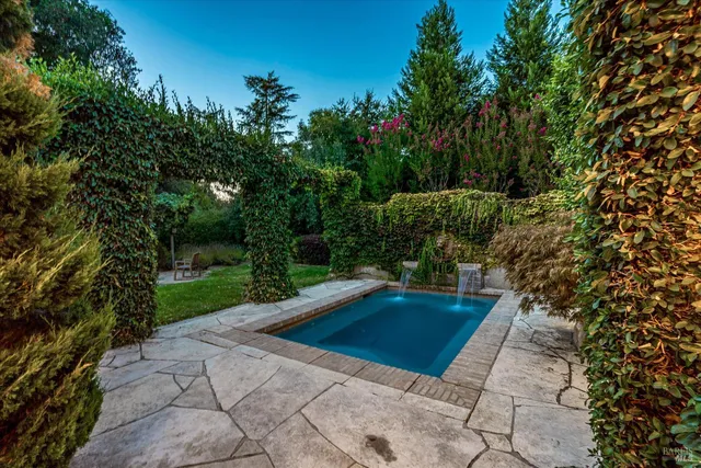 a view of a backyard