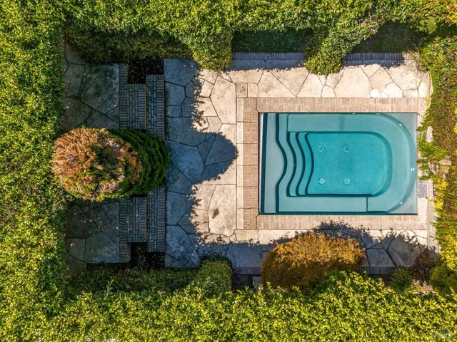 a sign that is on the side of the wall