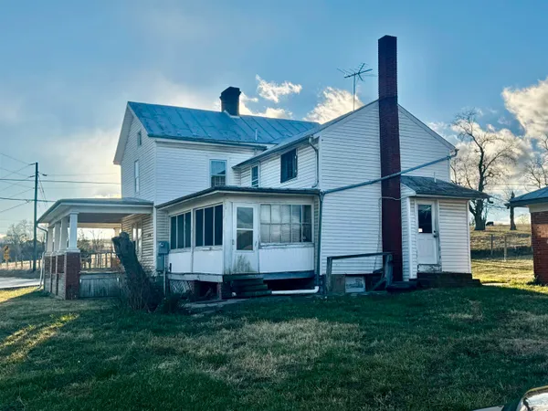 a view of a house with backyard