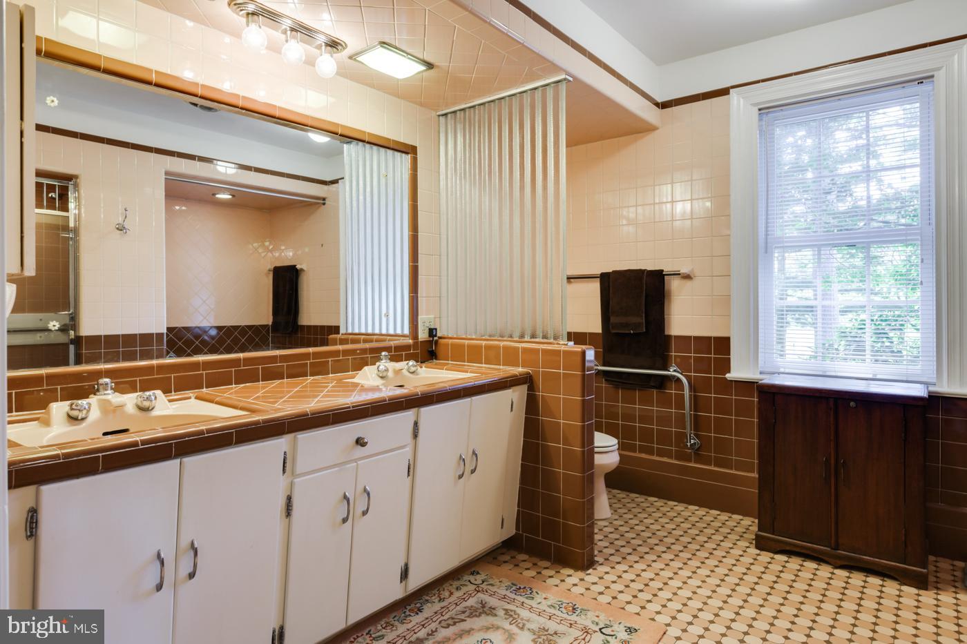 1101 Riverside Drive Salisbury, MD 21801 - Photo 31 of 56 Spacious Private Bath for Bedroom 2