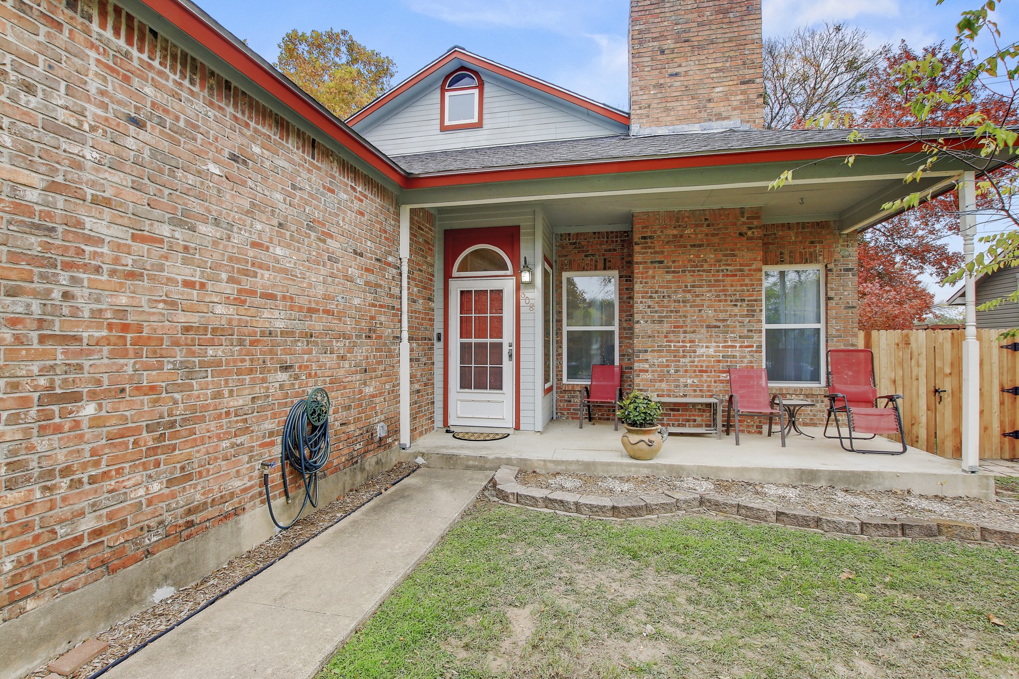 a view of front of a house with a yard