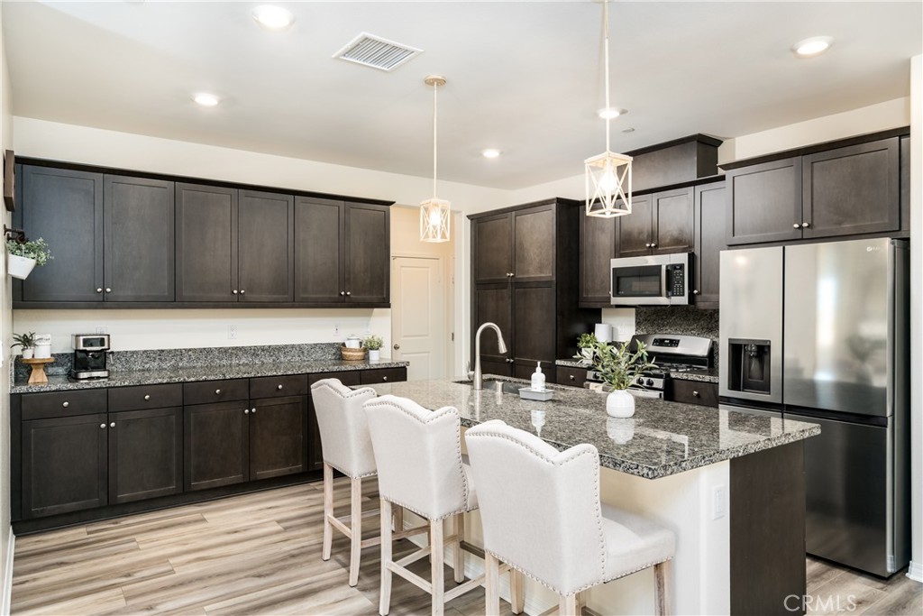1919 Rodeo Drive Hemet, CA 92545 - Photo 6 of 24 Eat-In kitchen at the island!
