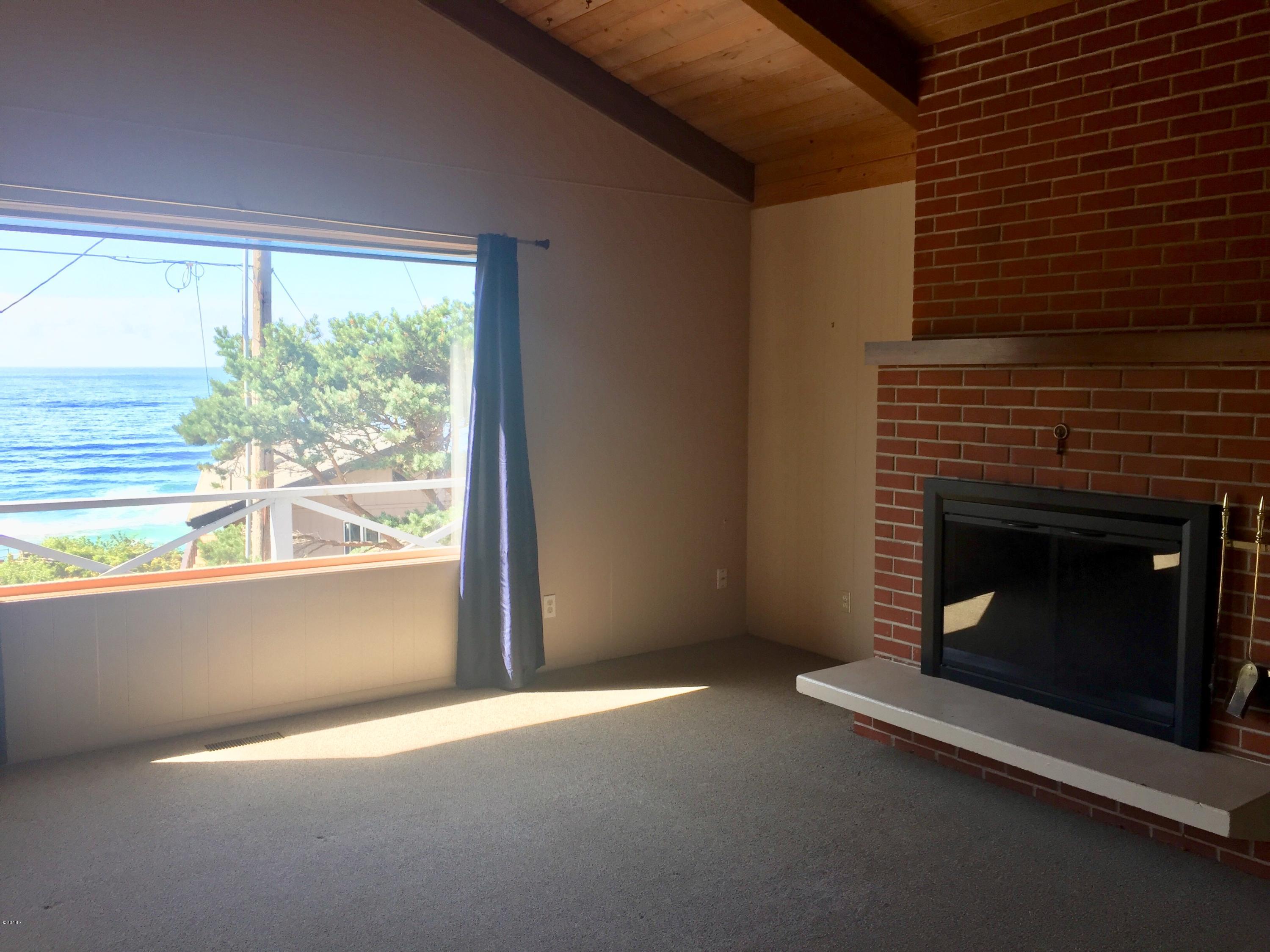 2744 Radar Road Tillamook, OR 97141 - Photo 5 of 24 Living Room