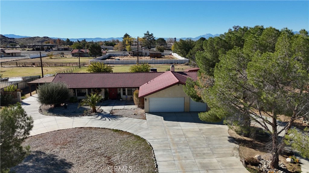 20071 Serrano Road Apple Valley, CA 92307 - Photo 29 of 38 a view of a house with yard and sitting area