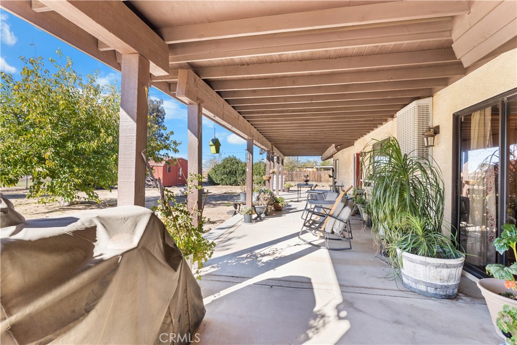 20071 Serrano Road Apple Valley, CA 92307 - Photo 6 of 38 a living room with patio furniture and a potted plant