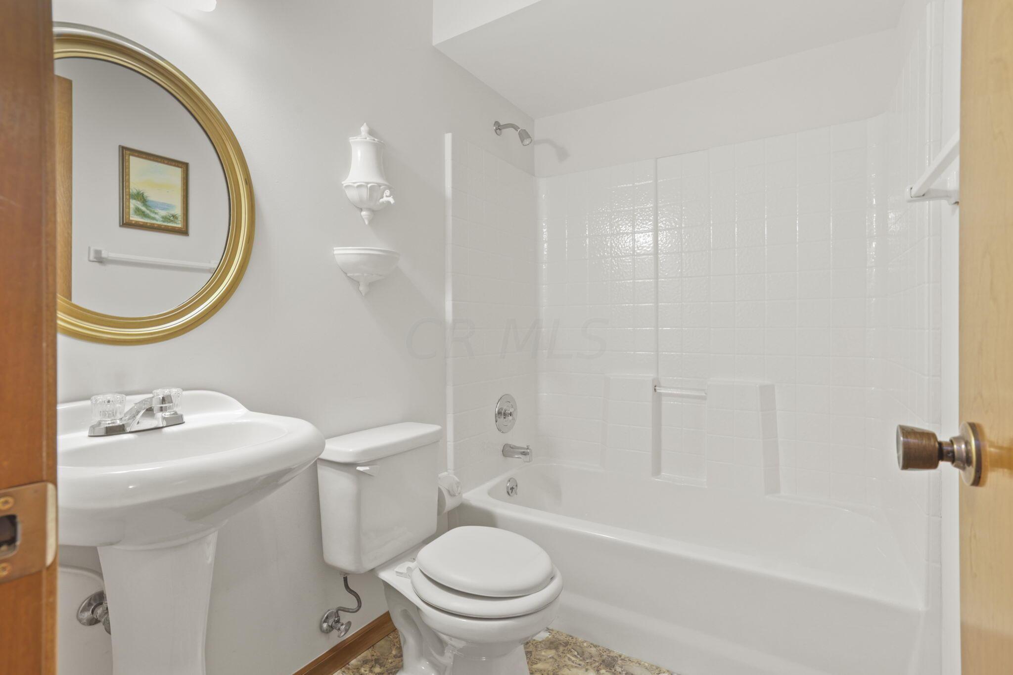 3826 Stemen Road Northwest Baltimore, OH 43105 - Photo 26 of 58 Hallway Full Bathroom