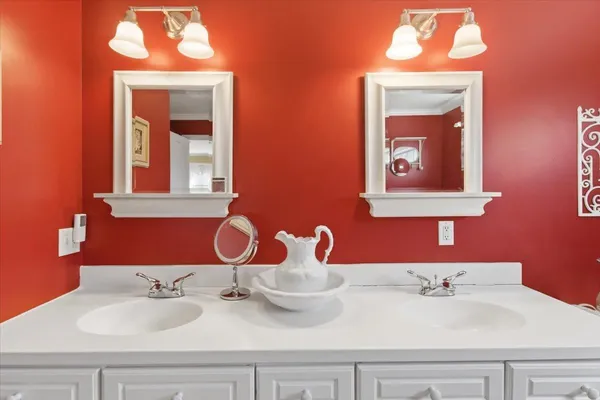 $525,000 | 4 Stonehedge Drive, Bennington, VT 05201