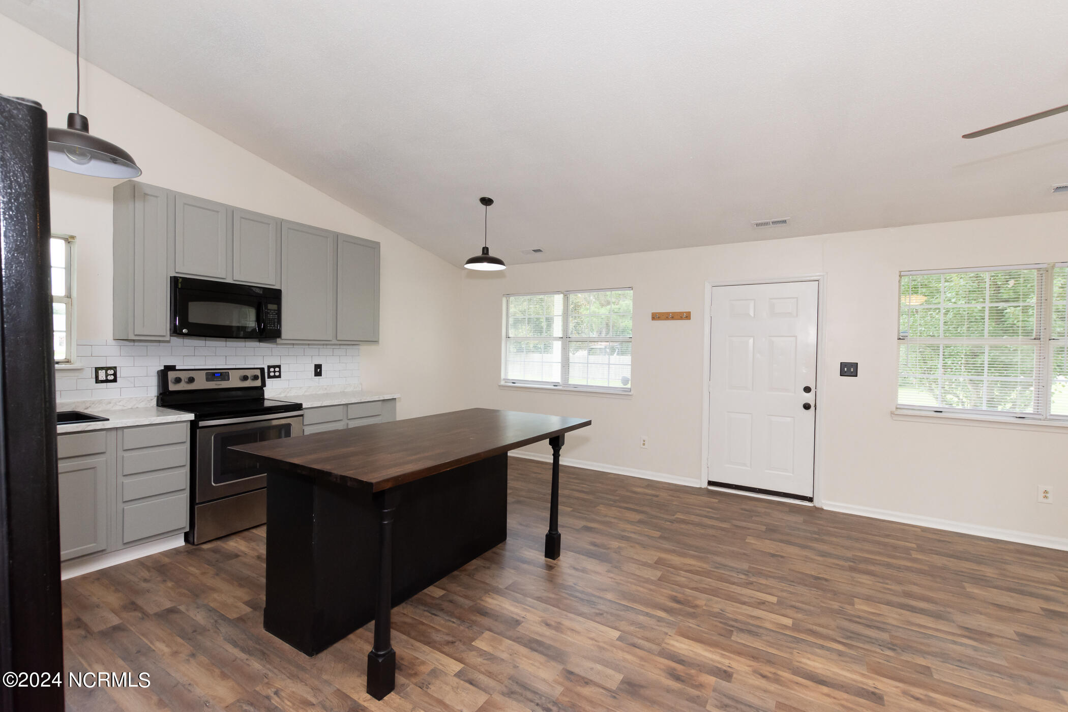 525 Raintree Circle Jacksonville, NC 28540 - Photo 13 of 47 525 Raintree Cir-18