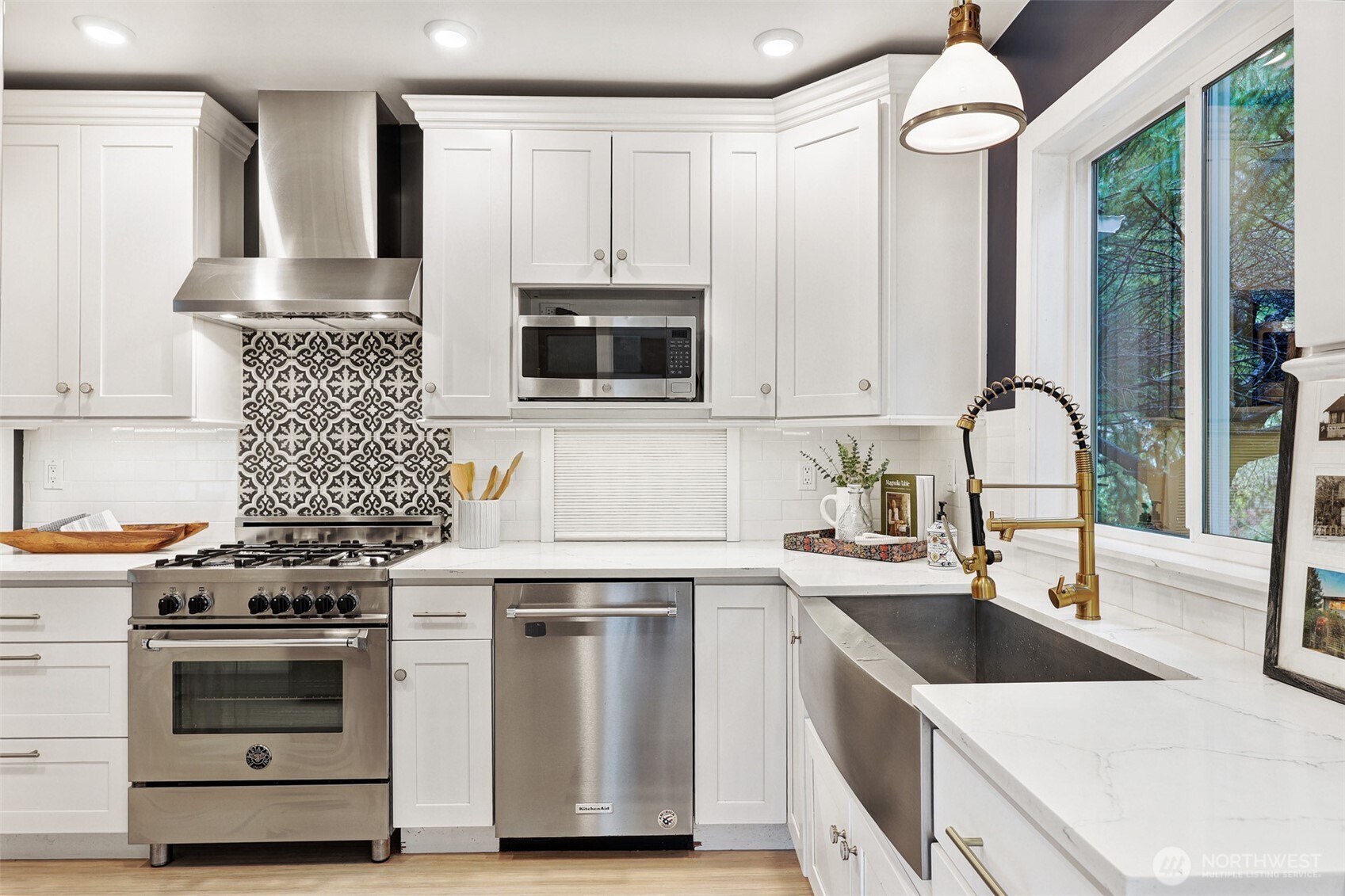 4634 Southwest Frontenac Street Seattle, WA 98136 - Photo 8 of 39