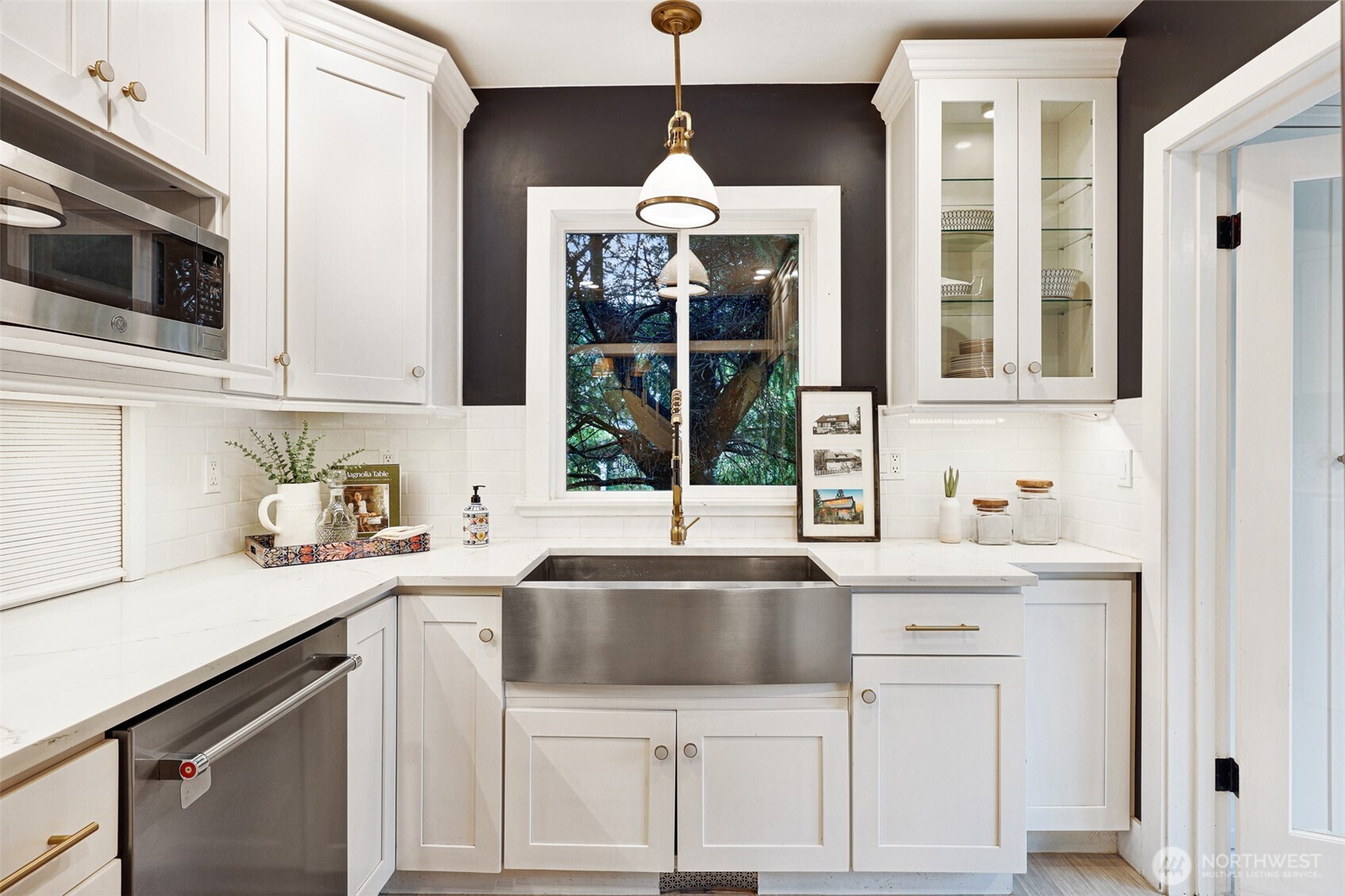 4634 Southwest Frontenac Street Seattle, WA 98136 - Photo 9 of 39