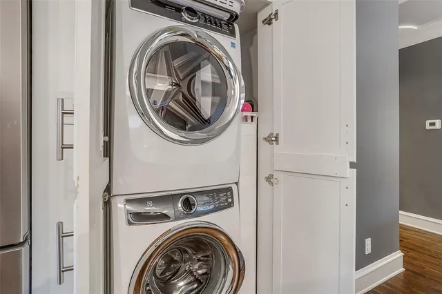 a view of entryway with washer and dryer