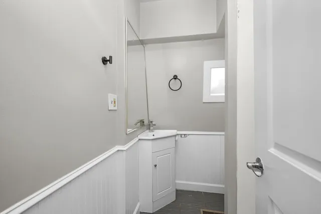 $2,350 | 2623 96th Place, Evergreen Park, IL 60805