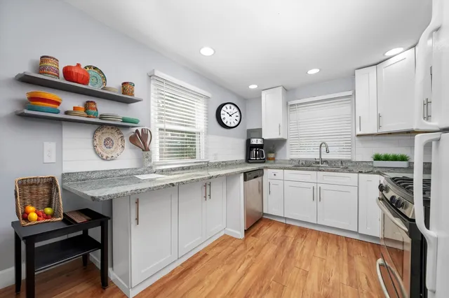 $2,350 | 2623 96th Place, Evergreen Park, IL 60805