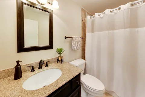 $245,500 | 2000 St Regis Drive, Unit 7N, Lombard, IL 60148