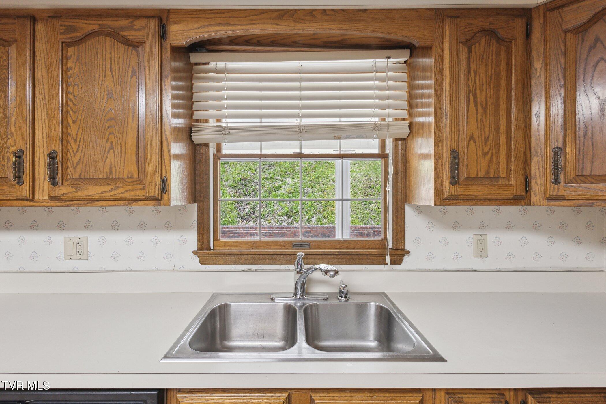 5268 Riverside Drive Raven, VA 24639 - Photo 15 of 48 5268-Riverside-Dr-Raven-VA-24639-WindowS