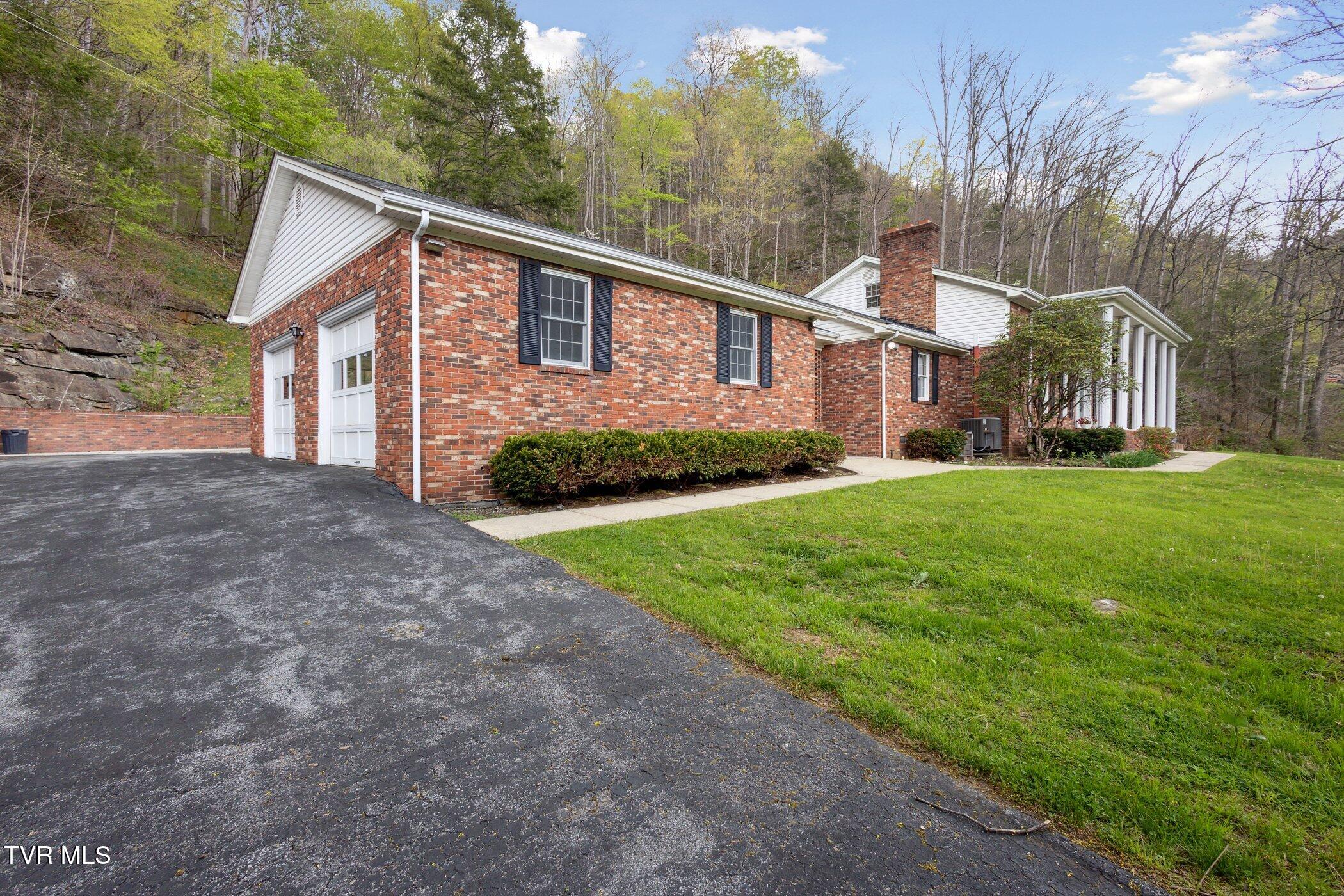 5268 Riverside Drive Raven, VA 24639 - Photo 3 of 48 5268-Riverside-Dr-Raven-VA-24639-WindowS