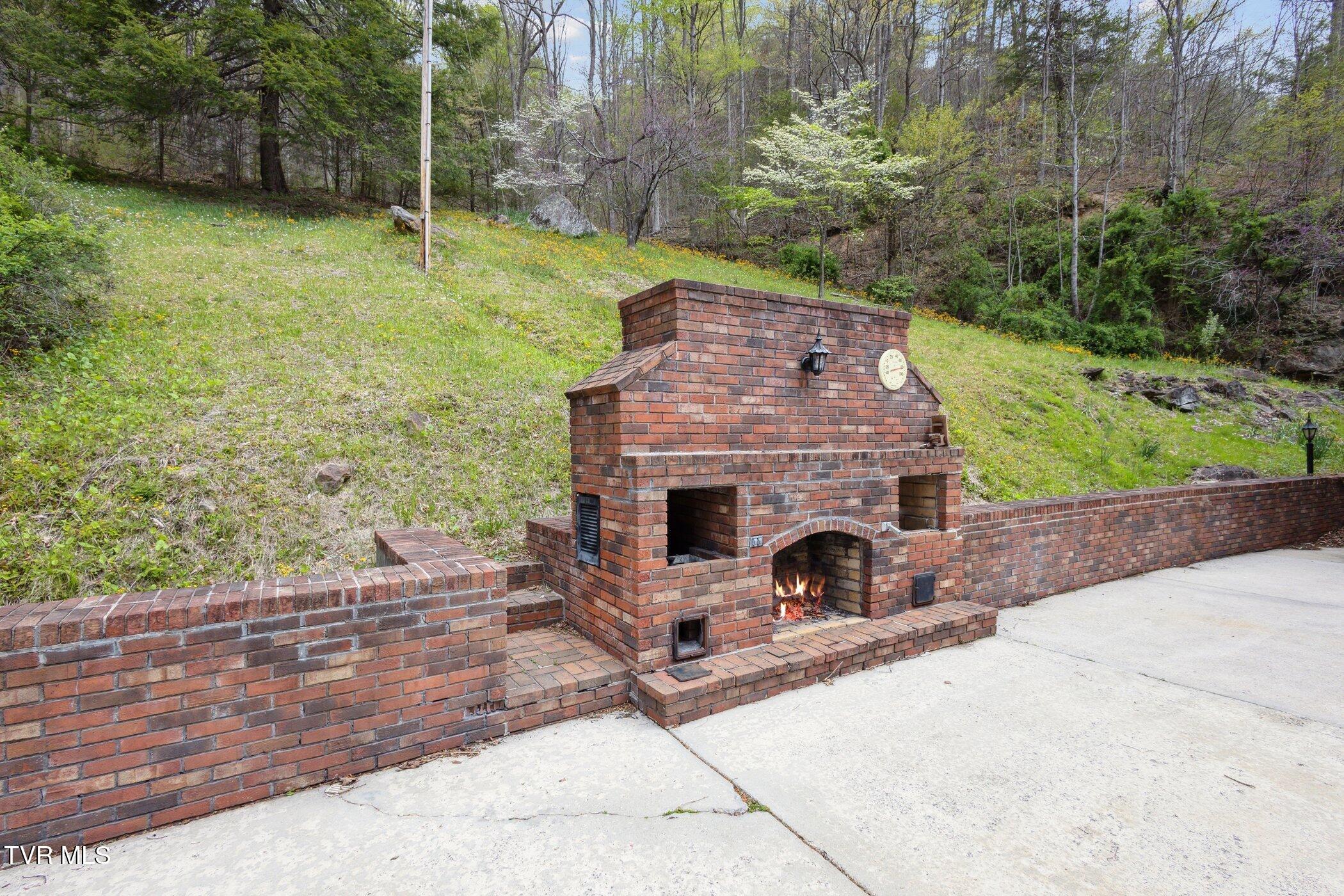 5268 Riverside Drive Raven, VA 24639 - Photo 7 of 48 5268-Riverside-Dr-Raven-VA-24639-WindowS