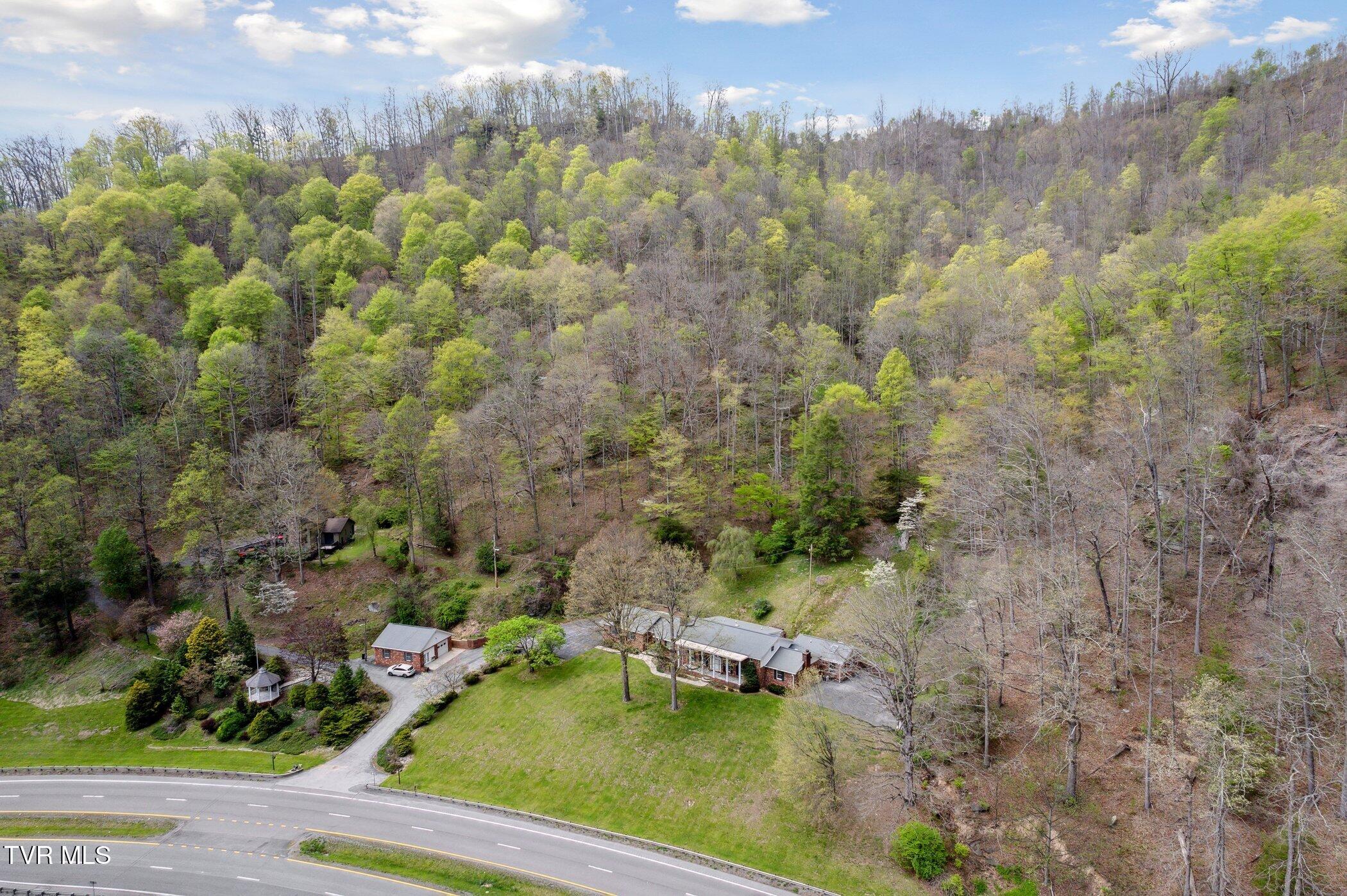 5268 Riverside Drive Raven, VA 24639 - Photo 9 of 48 5268-Riverside-Dr-Raven-VA-24639-WindowS