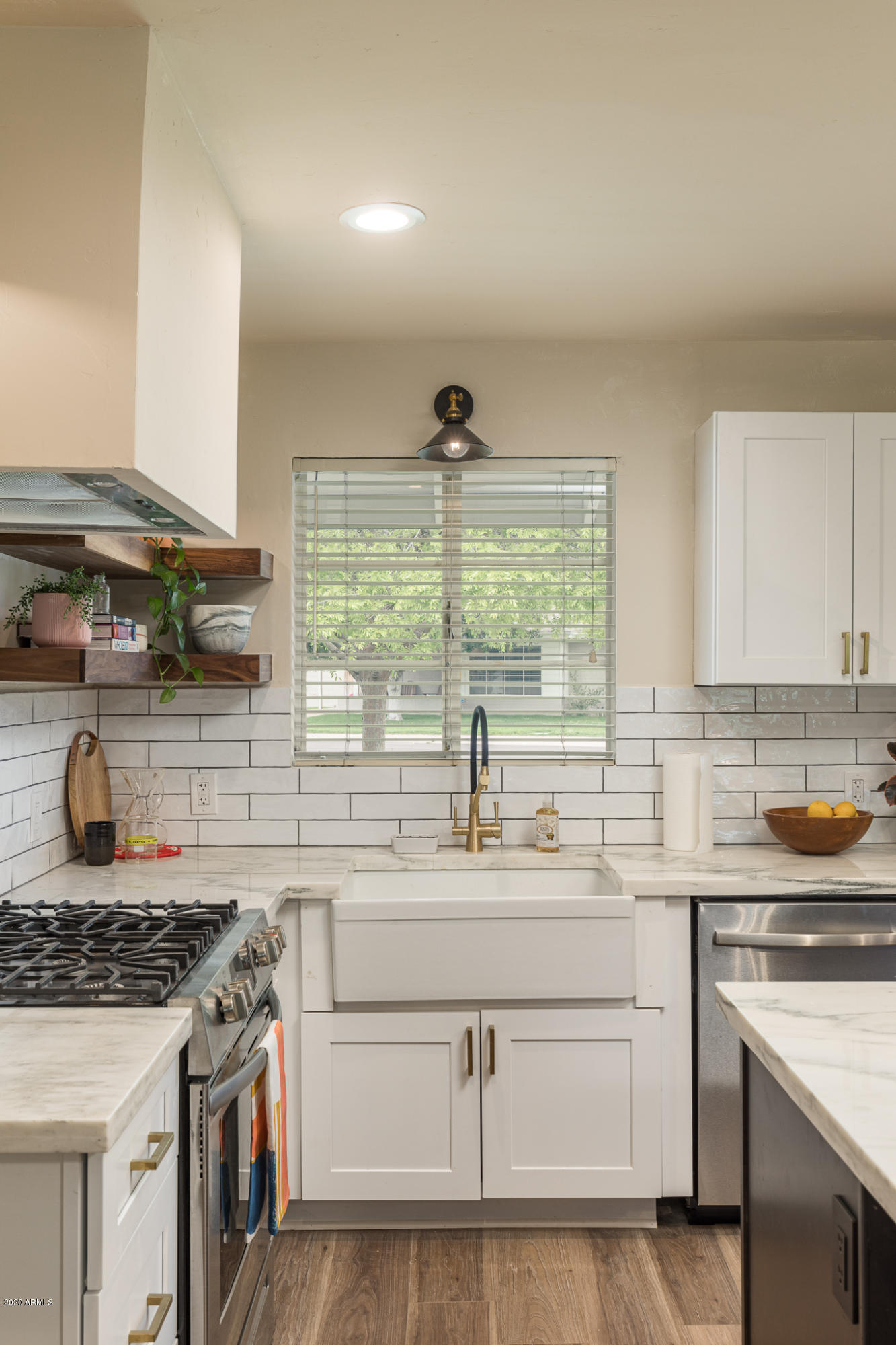 901 East Rovey Avenue Phoenix, AZ 85014 - Photo 8 of 28 Farmhouse sink + S/S appliances