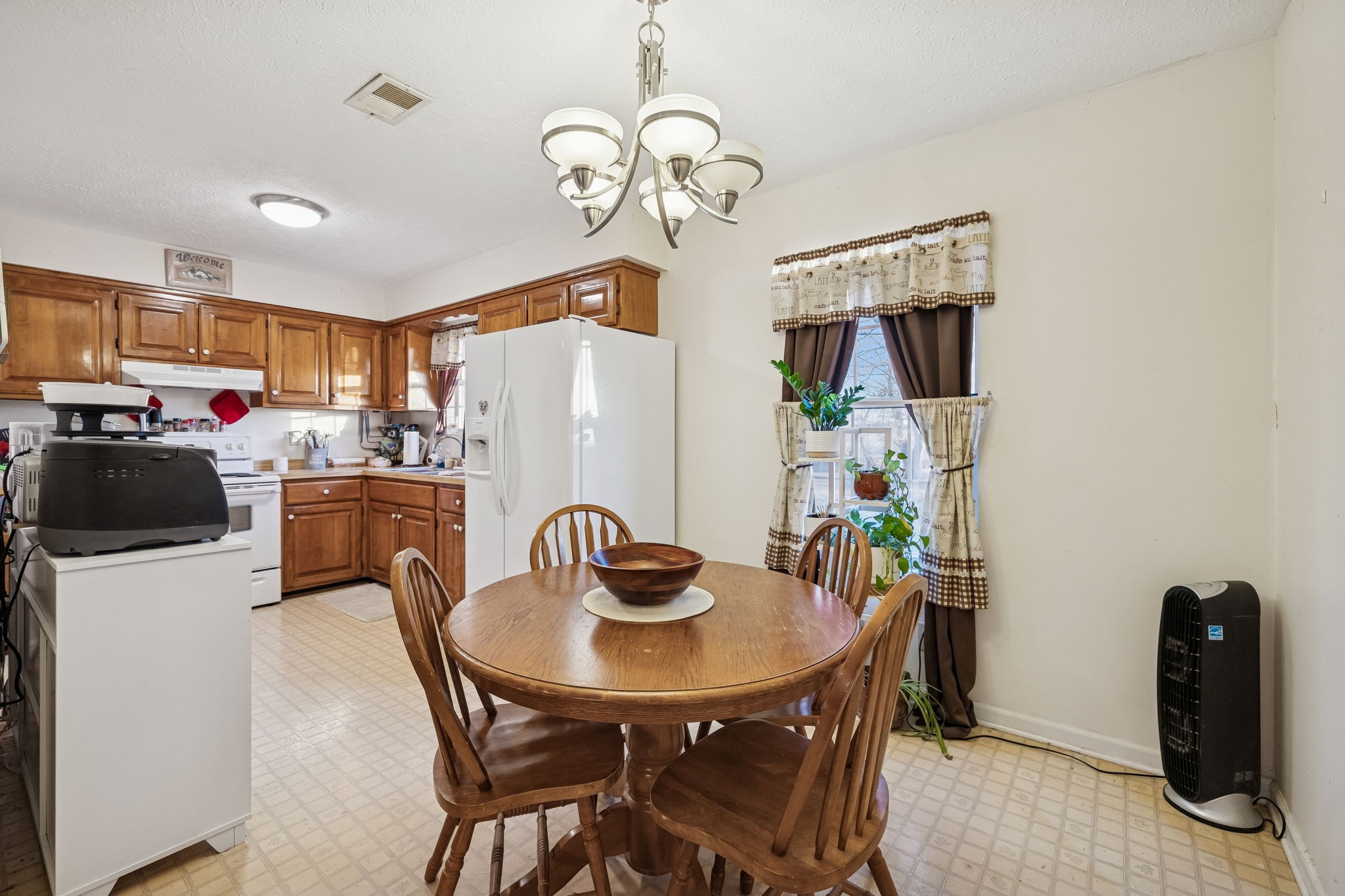 1337 Oaklawn Road Chapmansboro, TN 37035 - Photo 6 of 37 a kitchen that has a table and chairs in it