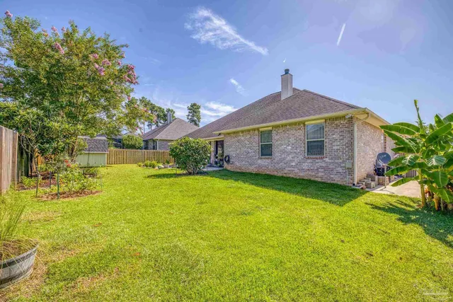 a view of a back yard of the house