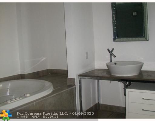 450 Alton Road, Unit 1104 Miami Beach, FL 33139 - Photo 6 of 8 Bath/Spa Master