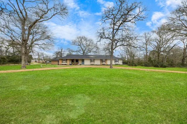 $560,000 | 427 Sikes Road, Bellville, TX 77418