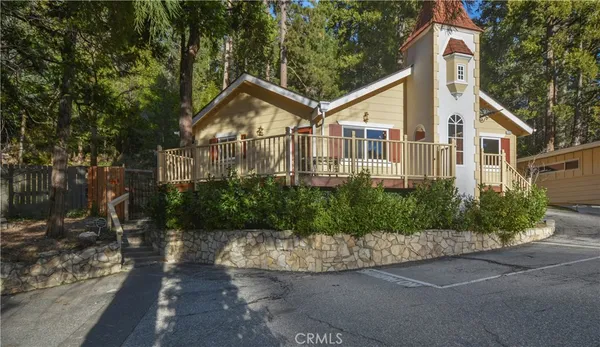 a view of a yard in front of house