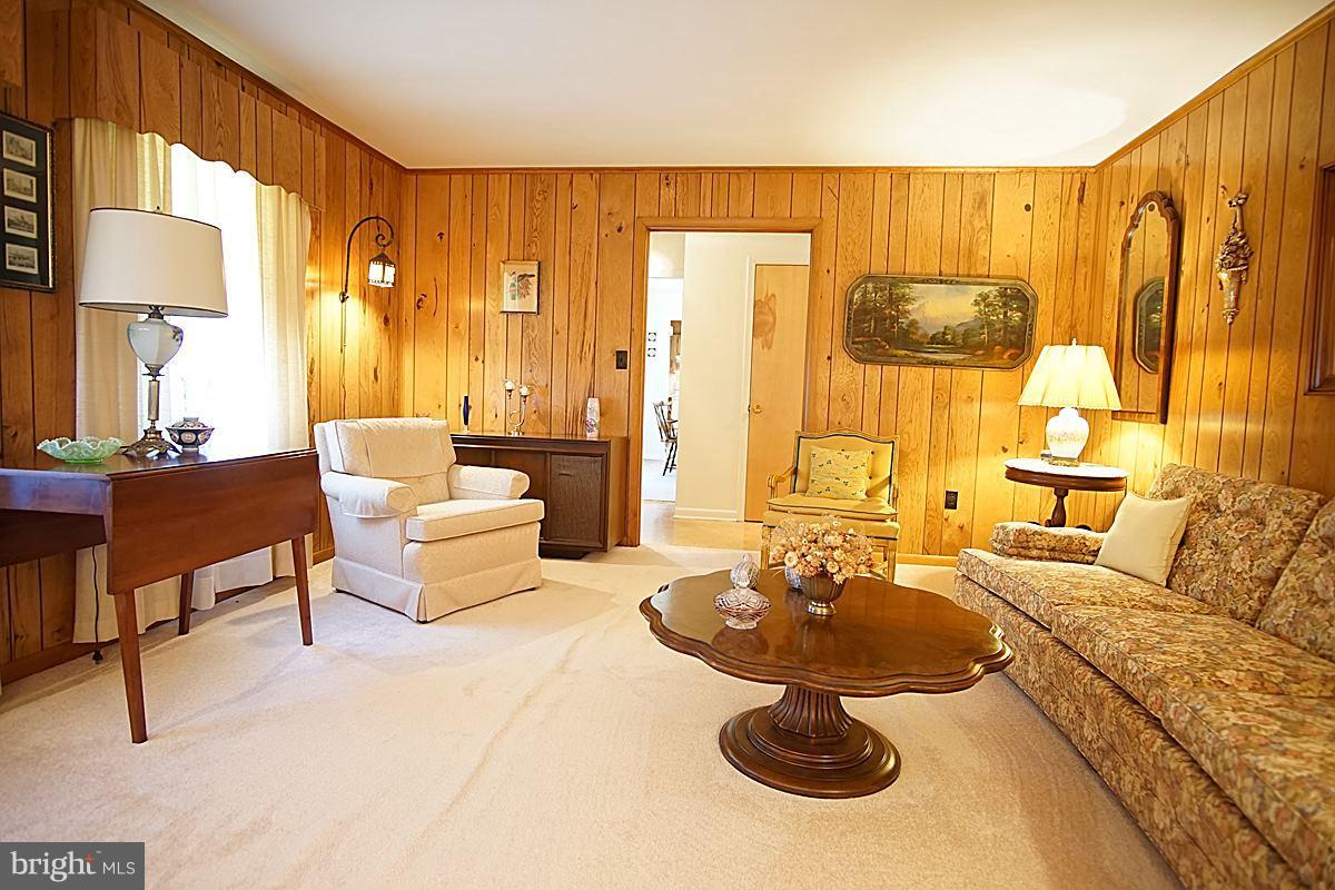 22930 Shiloh Church Road Boyds, MD 20841 - Photo 8 of 27 Living Room