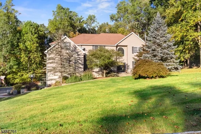 $815,000 | 14 Sabine Lane, Franklin, NJ 07416