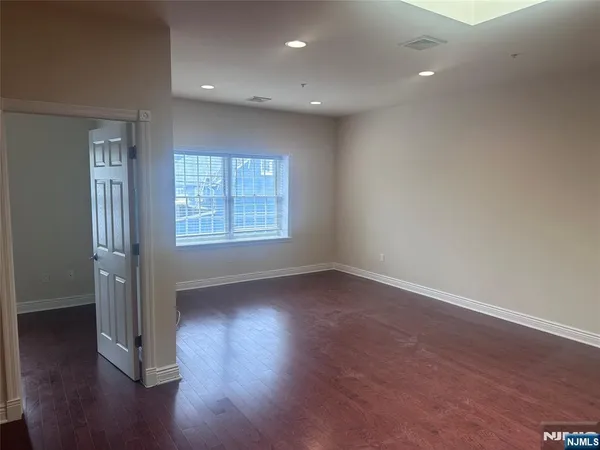 $2,900 | 45 Emerson Plaza West, Emerson, NJ 07630