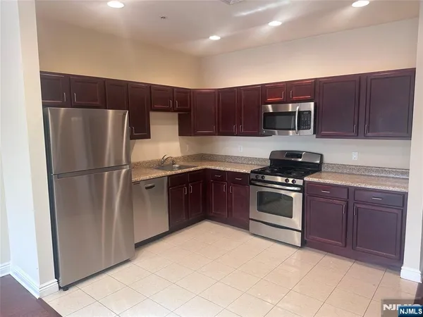 $2,900 | 45 Emerson Plaza West, Emerson, NJ 07630
