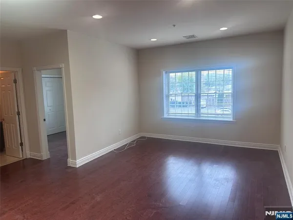 $2,900 | 45 Emerson Plaza West, Emerson, NJ 07630