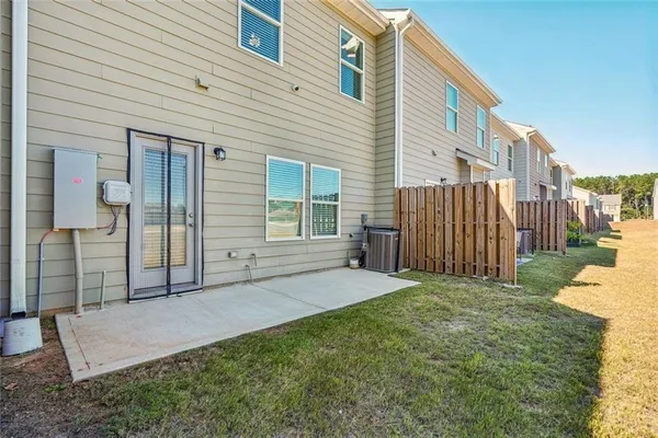 a view of a house with backyard and porch