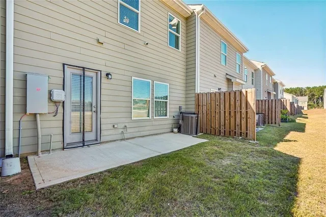 a view of a house with backyard and porch