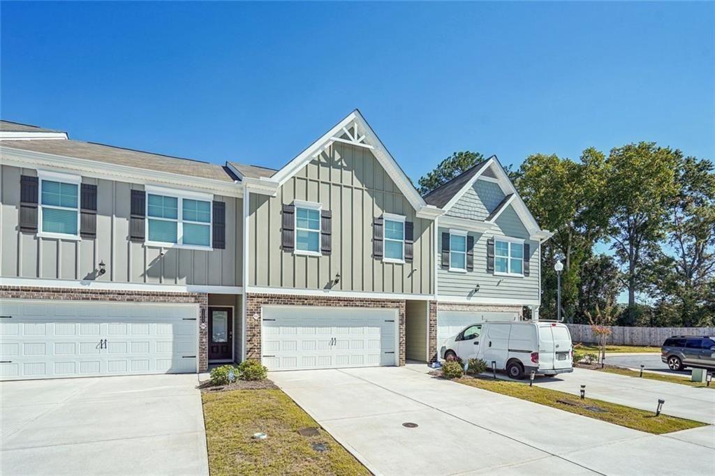 11692 Mendenhall Court Hampton, GA 30228 - Photo 4 of 25 a view of a white building among the street with palm trees