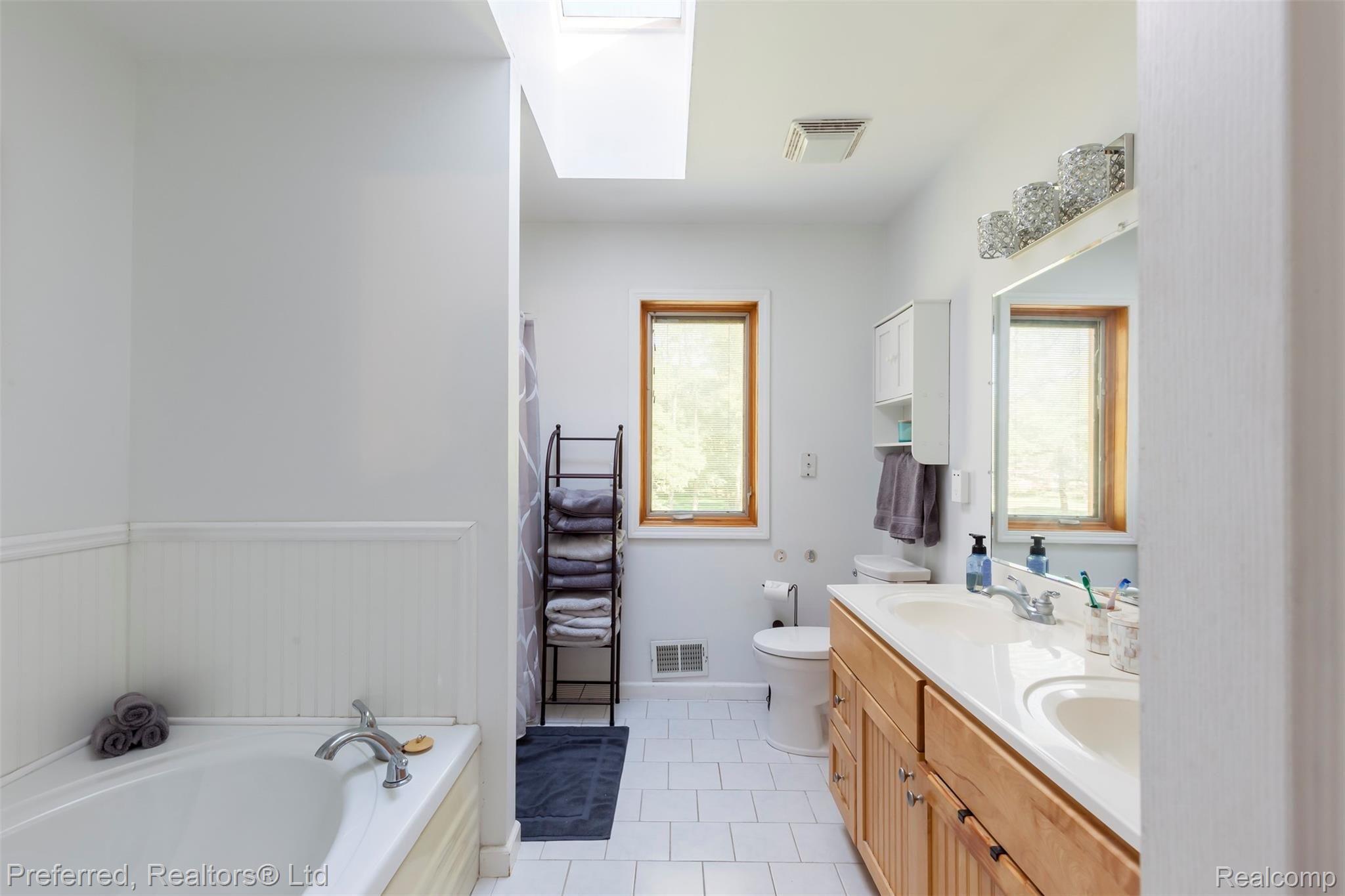 39250 Judd Road Belleville, MI 48111 - Photo 16 of 23 MASTER BATH W/SEPARATE TUB