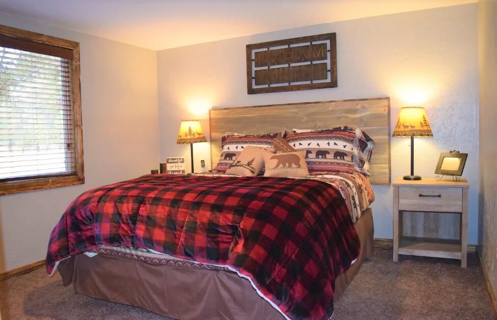 17890 Mockingbird Lane Bend, OR 97707 - Photo 18 of 27 Primary bedroom ensuite