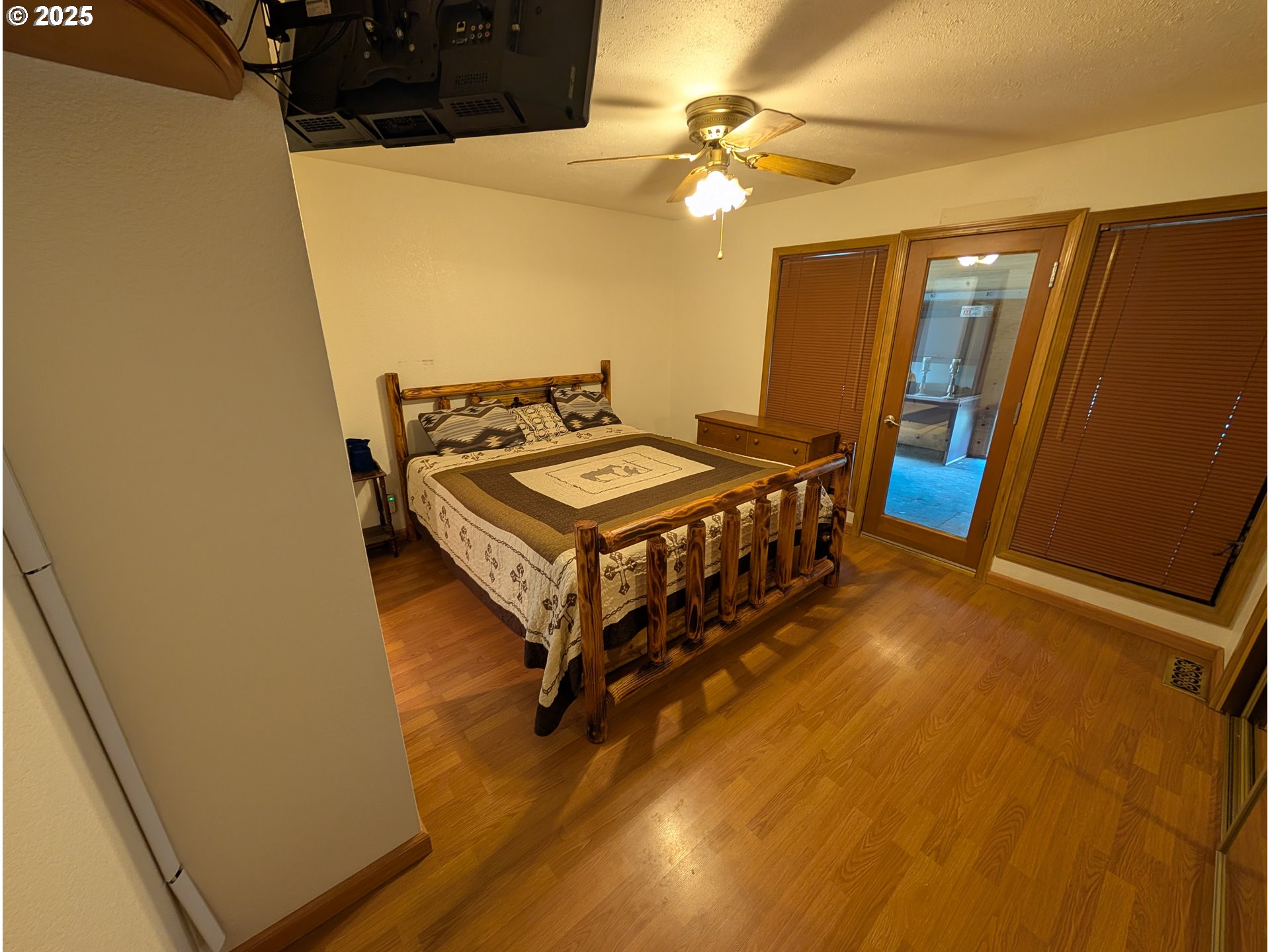 71168 Valley View Road Elgin, OR 97827 - Photo 9 of 32 a very nice looking room with a large window