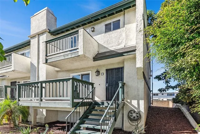 a view of a house with backyard and deck