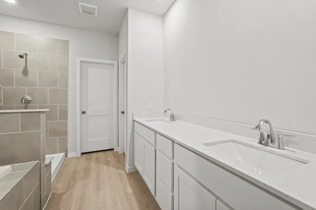 $349,900 | 141 Byu Bnd Boulevard, Angleton, TX 77515